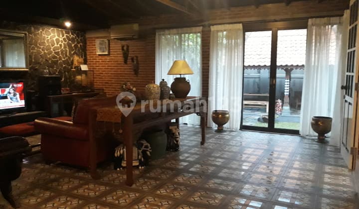 Sangat Murah dan negotiable. Rumah etnik dengan nuansa jawa dan bergaya klasik. Sangat nyaman dan menjadi pilihan hunian terbaik untuk anda sekeluarga
