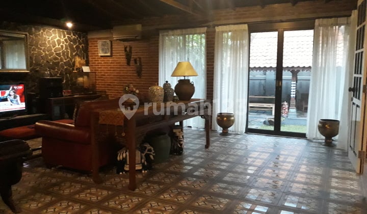 Sangat Murah dan negotiable. Rumah etnik dengan nuansa jawa dan bergaya klasik. Sangat nyaman dan menjadi pilihan hunian terbaik untuk anda sekeluarga