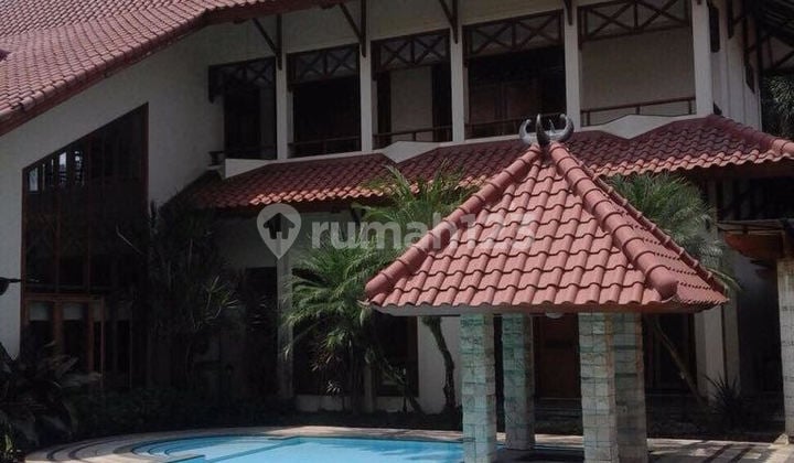 House in Pondok Indah. 2647/654 m2. There is a Pavilion/Gallery. Green/Comfortable.