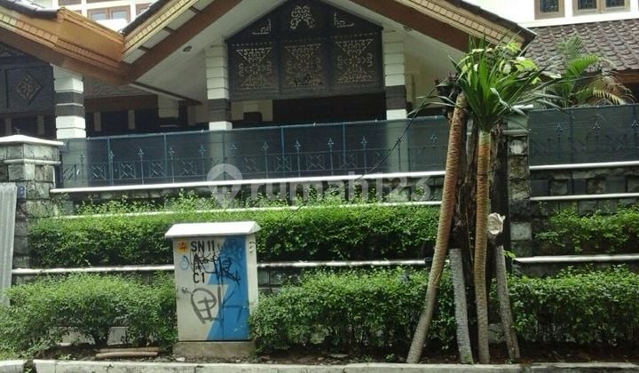 Nyaman aman , bebas banjir, sangat strategis, dekat senayan/ pusat perbelanjaan/sekolahan/perkantoran.