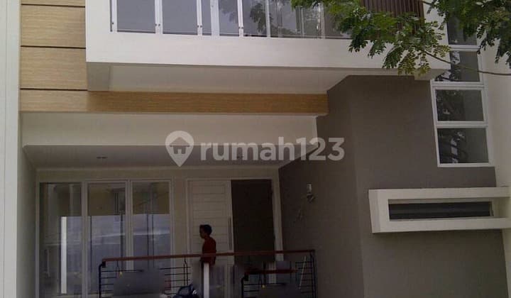 Rumah minimalis samping taman Modern Land