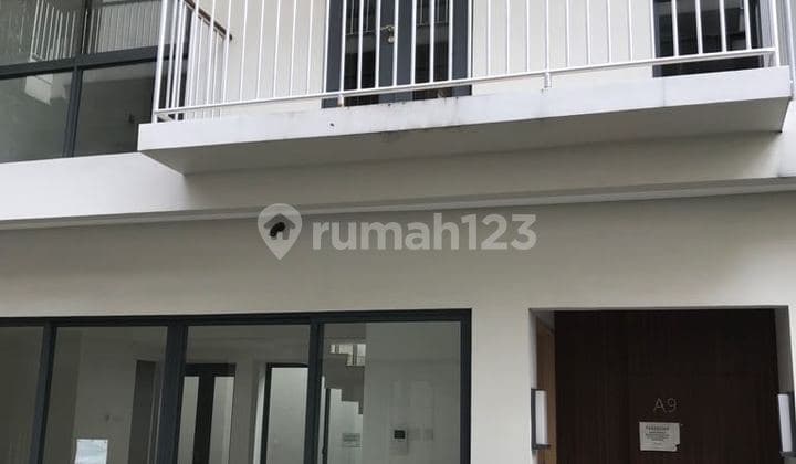 Rumah bentuk Town House di Kemang Jakarta Selatan