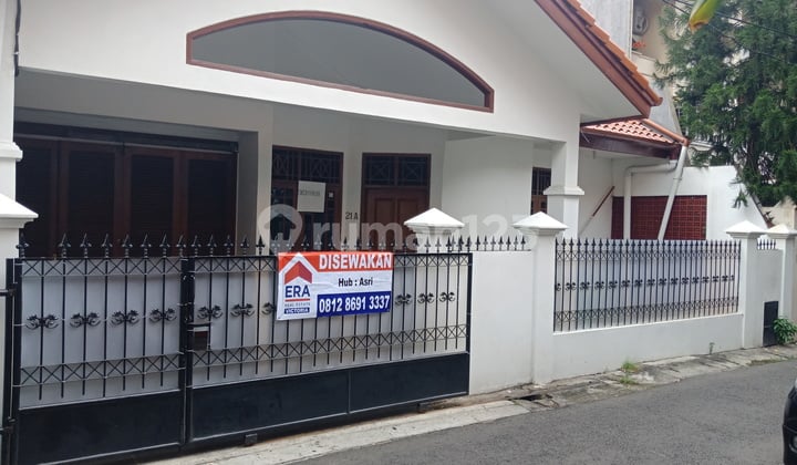 TEBET RUMAH .... BAGUS.. !!! COCOK UNTUK TEMPAT TINGGAL DAN KANTOR... JALAN 2 MOBIL