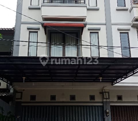 Beautiful 3-Story House in Pasar Baru, suitable for Residence / Boarding House, Building Area 220m2, Access for 2 Cars