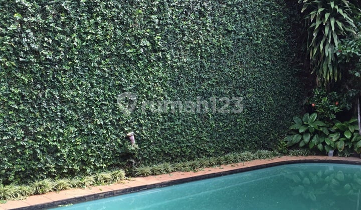 Rumah gaya Bali siap huni di Kemang