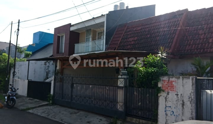 Affordable House in Bintaro Jaya Sector 2, Land Area 120m2, 2-Car Road Access, Near Park, Spacious Parking