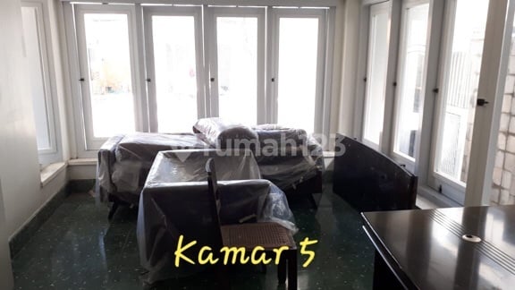 Rumah bergaya Kolonial Belanda Di pusat kota Solo.