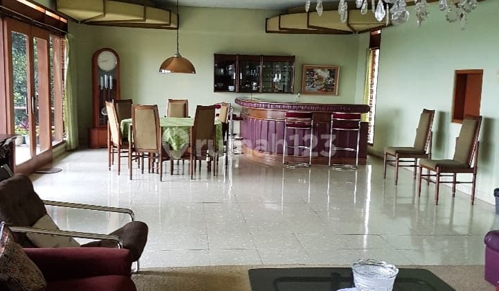 Rumah tua terawat, kusen jati, view bandung