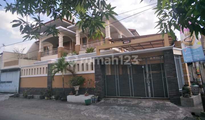 Strategic luxury house in the city center of Serengan, Solo.