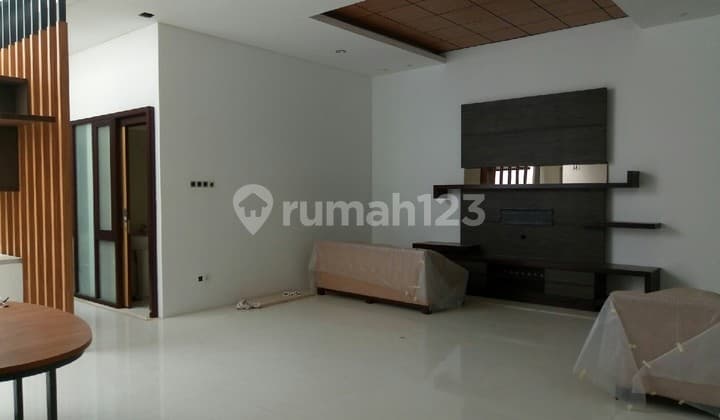 Rumah Desain Modern Nyaman di Setra Duta Bandung