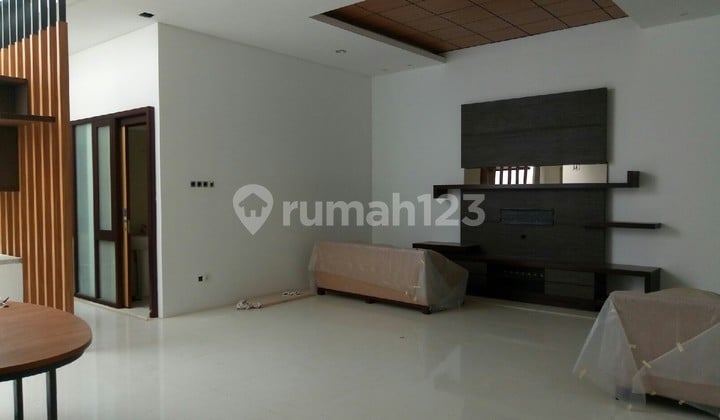Rumah Desain Modern Nyaman di Setra Duta Bandung