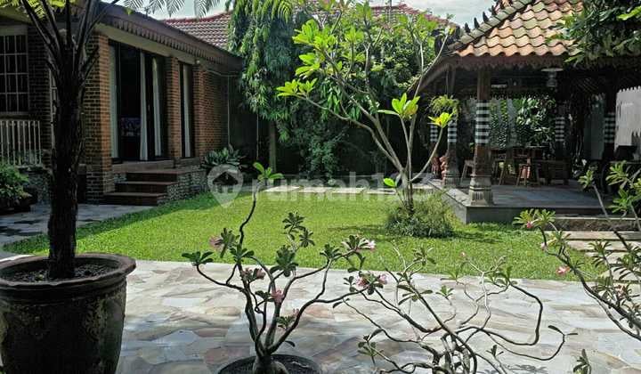 Rumah klasik dan etnik. Sangat elegan plus gazebo. Cocok untuk hunian dan investasi yang sangat nyaman dan istimewa tentunya