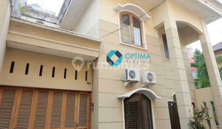 Rumah 2 lantai di dalam perumahan dekat sekali dengan kampus UGM Yogyakarta, tepatnya di Jl. Flamboyan deresan Caturtunggal, depok, Sleman Yogyakarta.