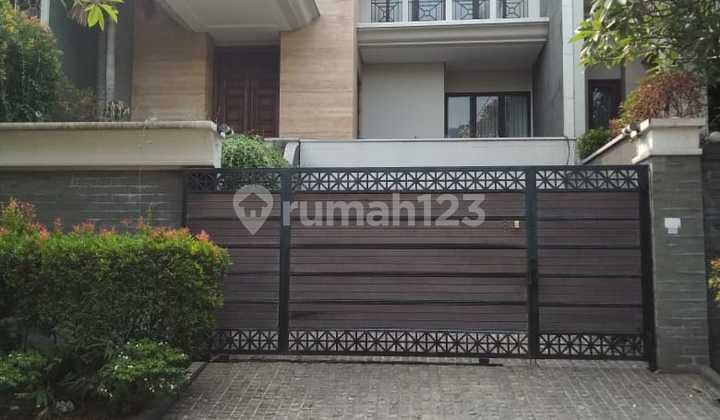 Rumah Besar Dan Asri 3lt + Lift Dan S Pool Full Furnish Di Hanglekiu, Jakarta Selatan