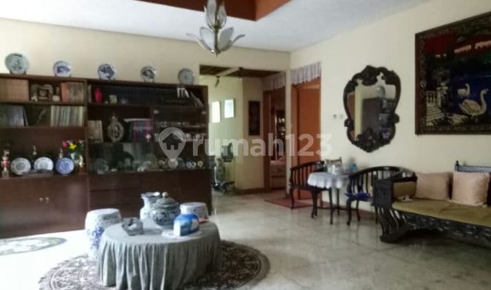 Rumah dengan Kebun yang Asri Di Setramurni, Semi Furnish