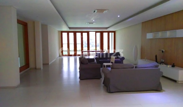 Area Tenang, Kolam Renang, 5 Mobil di Carport