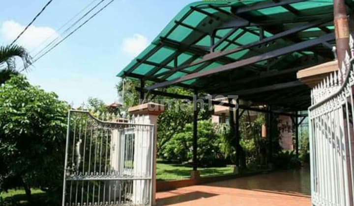 Rumah dengan kolam renang dalam perumahan eksklusif komplek Tirta Gede Harjamukti Cimanggis Depok 500 meter ke Stasiun LRT Harjamukti