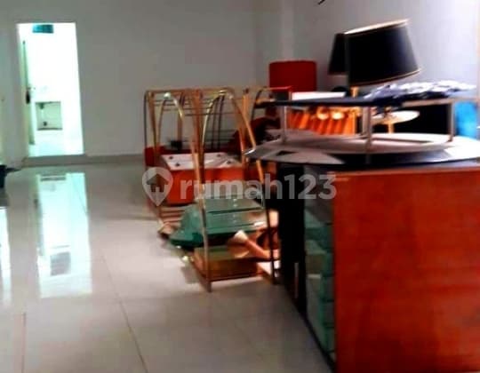 Menteng Area: Residential but Close to Commercial