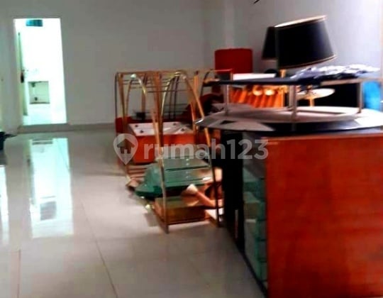 Menteng Area: Residential but Close to Commercial