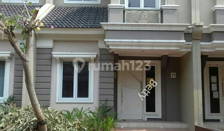 Beautiful 2-Story House ********