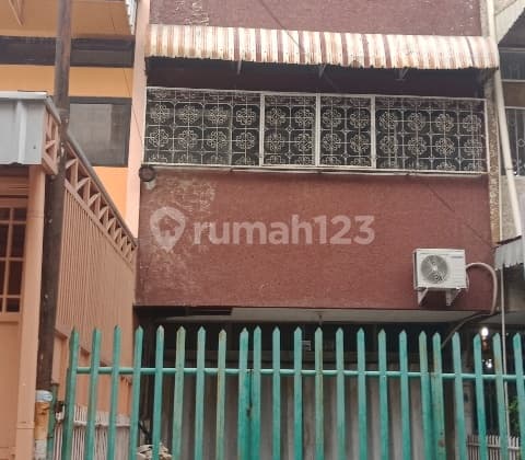 Ruko 4 Lantai di Gajah Mada dibawah pasaran, LT 101 m2, Cocok untuk Kost-Kostan, Usaha Bridal, Gudang, Garmen, Akses Jalan 3 Mobil