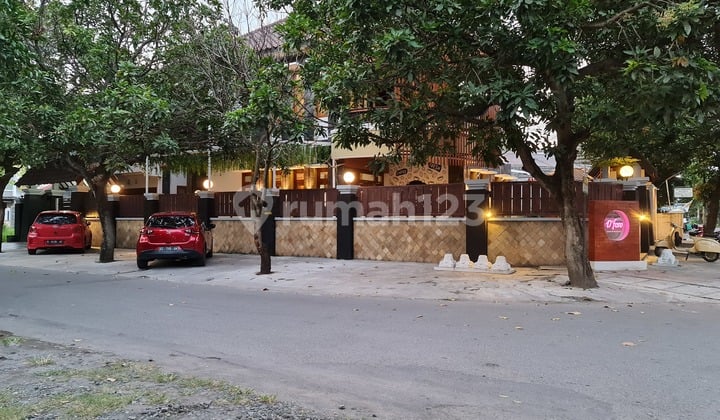 Rumah mewah di solo kota, suasana asri dikelilingi tanaman..