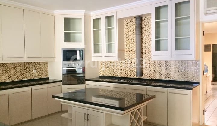 Rumah Cerah 4 Kamar Tidur di Komplek Ajh03036