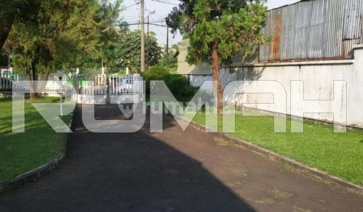 TURUN HARGA!! Rumah halaman luas, Jl. Merdeka