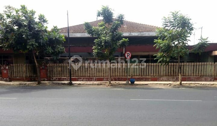 Rumah Luas Strategis Tepi Jalan Raya