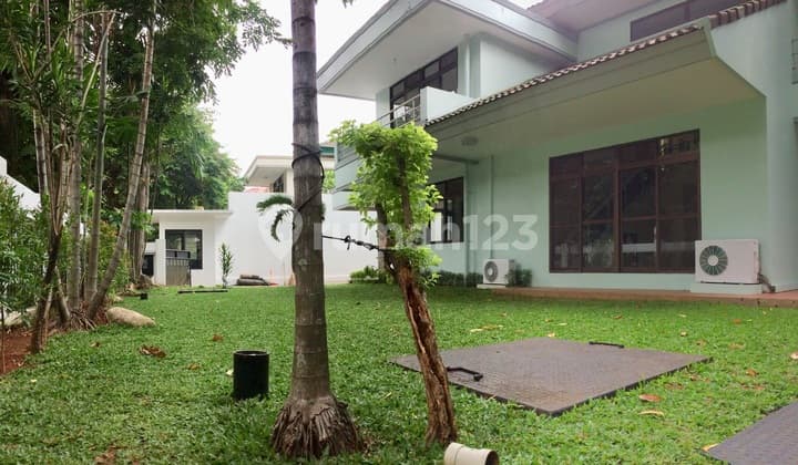 Rumah Cerah yang Indah dengan Taman Hijau Ajh06088