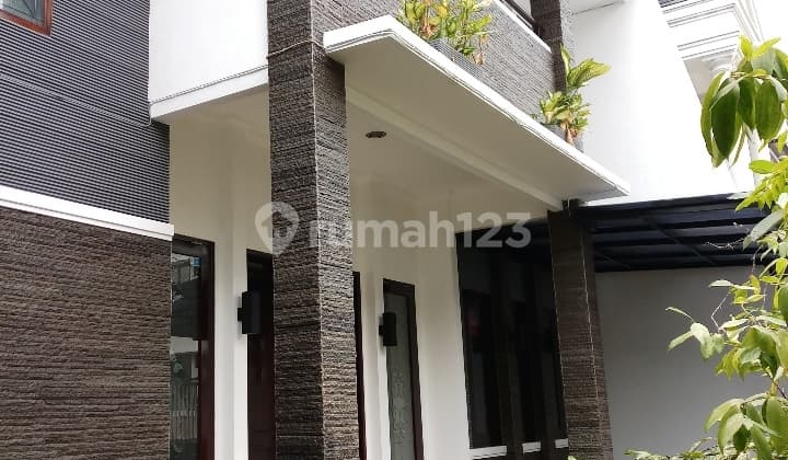 Rumah siap huni di kebayoran baru,lingkungan asri