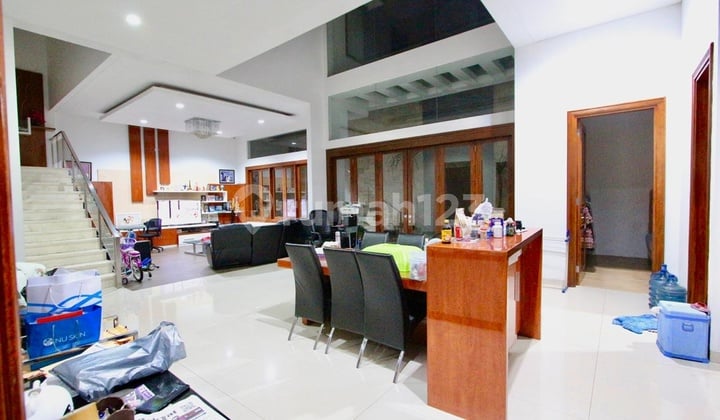 Bangunan rumah kantor cafe di bandung tengah