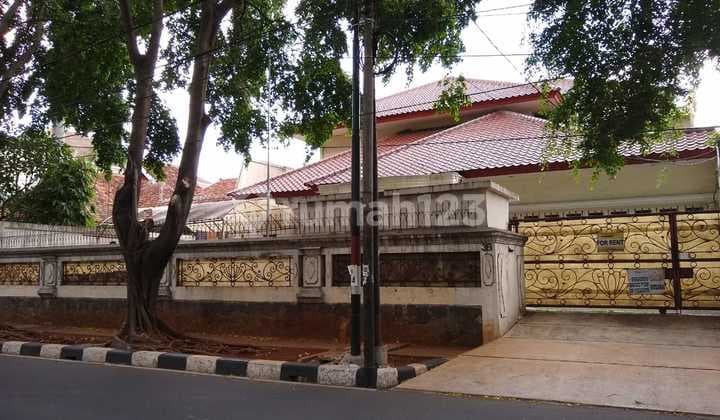 Rumah Menteng + Kolam Renang Ukuran 838 m2