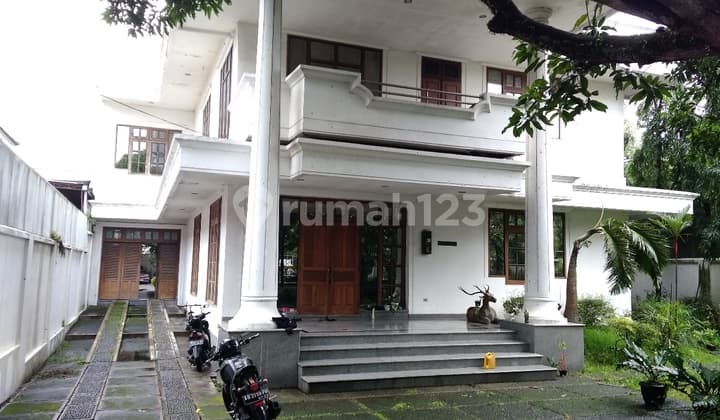 rumah mewah lahan luas megah di kartasura pinggir jalan