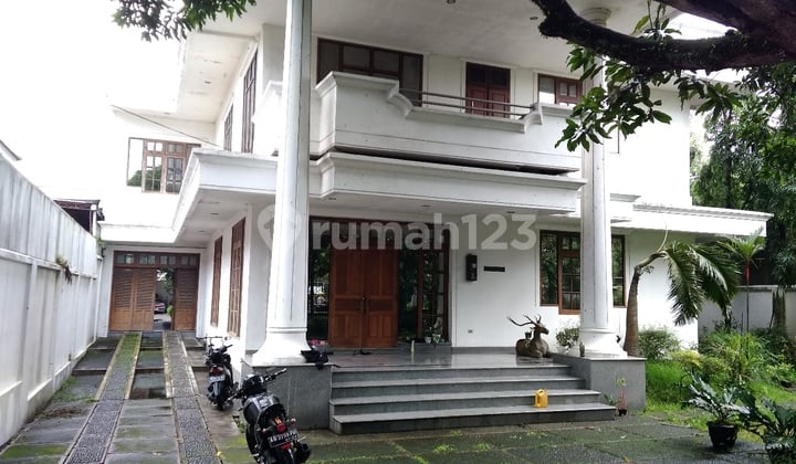 rumah mewah lahan luas megah di kartasura pinggir jalan