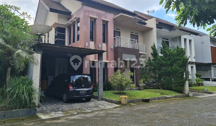 Rumah mewah lingkungan cluster elite di manahan solo..