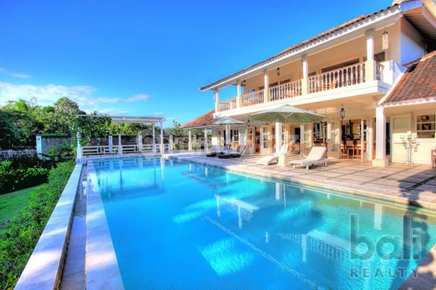 Gorgeous Colonial Residence With A Modern Twist 1813 l