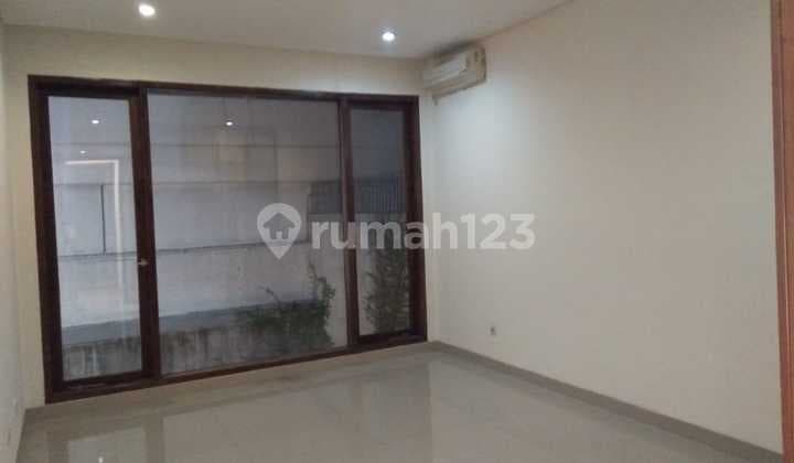 Rumah di Daerah Kebayoran Baru, Jakarta Selatan, Pool. 5 Kamar