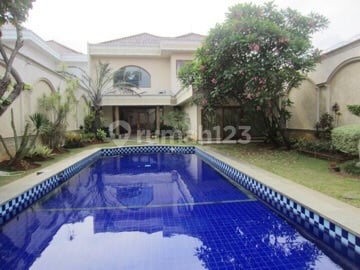 Beautiful house with swimming pool in Cipete