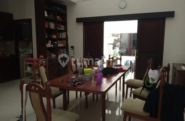 Rumah semi furnished strategis di Kebayoran Baru