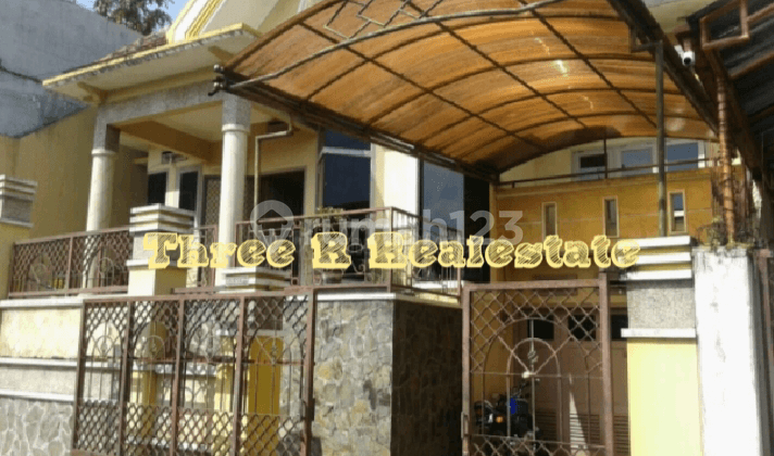 Rumah besar luas tanah 247m2 an ada sisa tanah luas di belakang