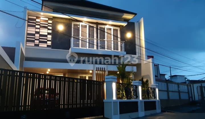 RUMAH MEWAH KOLAM RENANG