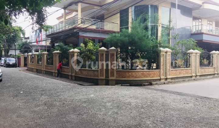 Cheap luxury house, corner and rare in Kebayoran Baru...!!!