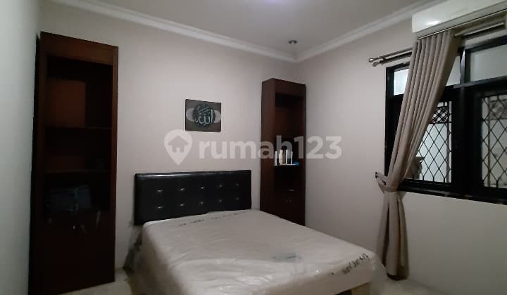 Rumah Lama Murah Masih Kokoh Kawasan Elite Jatipadang