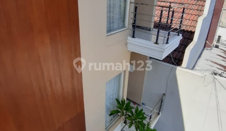 Active Modern Minimalist Boarding House in Dukuh Kupang