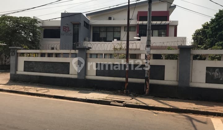 rumah hoek mewah Dan megah di menteng.