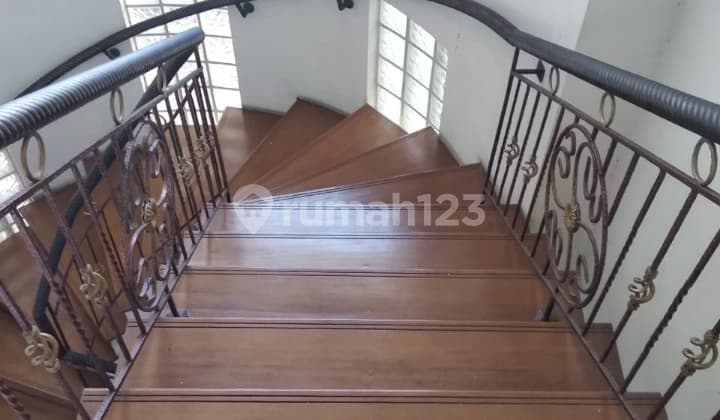 Ruang Usaha Siap Pakai dan Strategis di Surya Sumantri Bandung