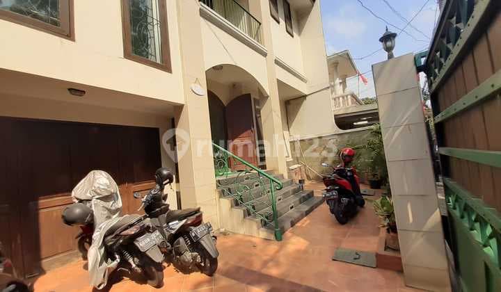 Rumah di jalan raya gading indah bagus untuk tempat usaha ataupun kantor