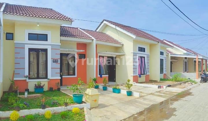For sale, a 1-story house in Ciputat, South Tangerang, no down payment required, flood-free area, close to MRT, toll gate, train station, busway stop, tourist centers, educational institutions, culinary spots, and office districts.
