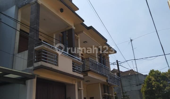 Rumah Terawat Lantai Granit di Nata Endah